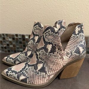 Vince Camuto Gigietta Textured Ankle Booties in Black and Tan